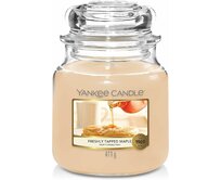 Yankee Candle vonná svíčka Classic ve skle střední Freshly Tapped Maple 411 g Krémová