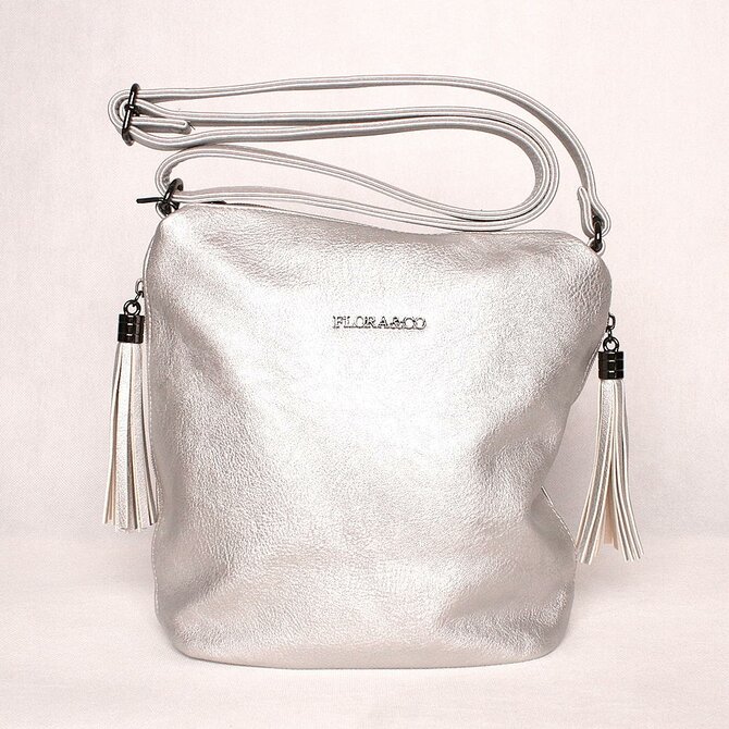 Malá/středně velká stříbrná crossbody kabelka FLORA&amp;CO H5623 šedá, syntetická kůže